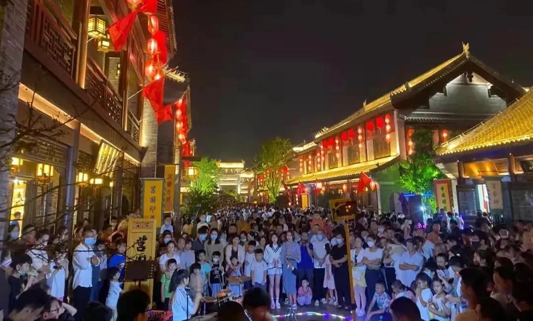 古城夜游，灯火璀璨下的文化传奇