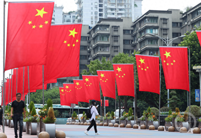 沈阳街头五星红旗飘扬，展现爱国热情与民族团结的力量