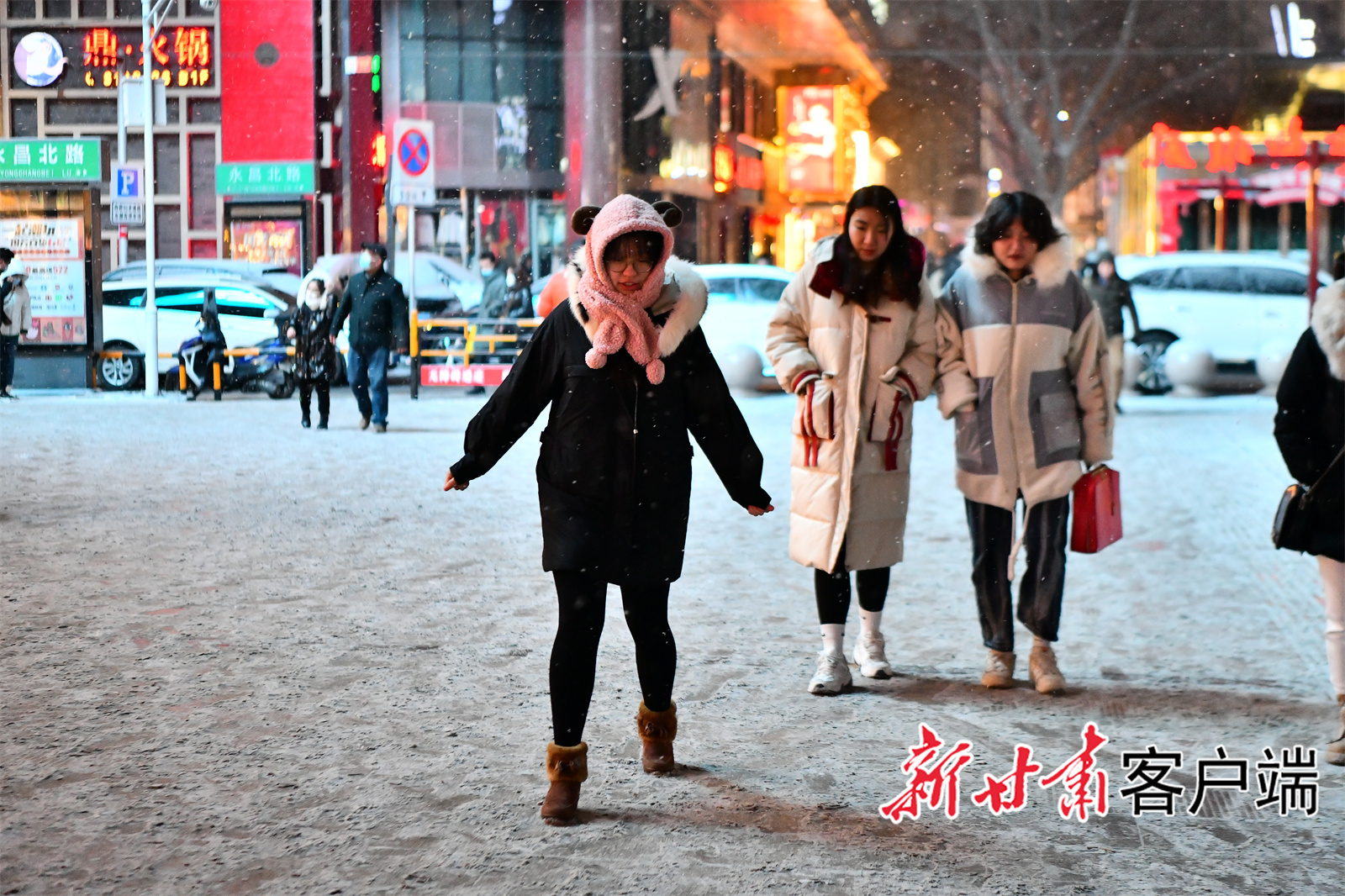 兰州雪舞纷飞，城市独特风情展现