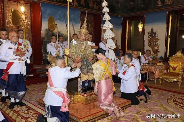 泰国官员跪地王后加油仪式，权力、尊重与文化传统的交汇点