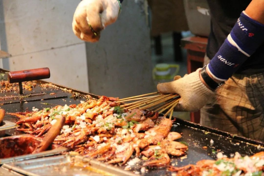 深夜街头隐藏的美食盛宴