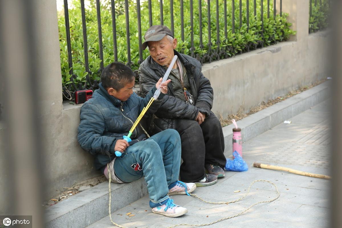 爷孙恋女主乞讨引发关注，情感波折与社会现实的碰撞