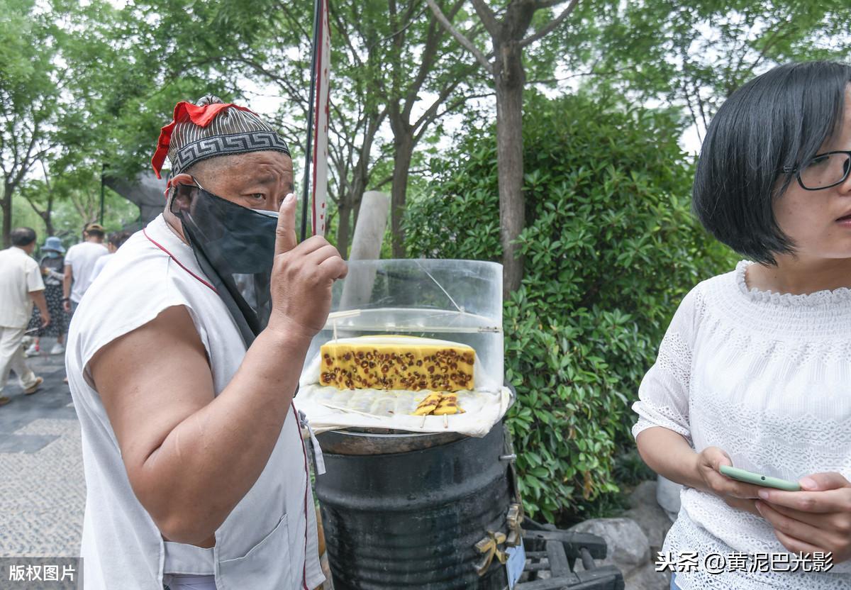 男子接女友的温馨之旅，家人见证下的甜蜜瞬间