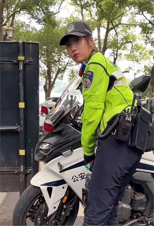 杭州美丽女骑警神似贾静雯，力量与美貌并重