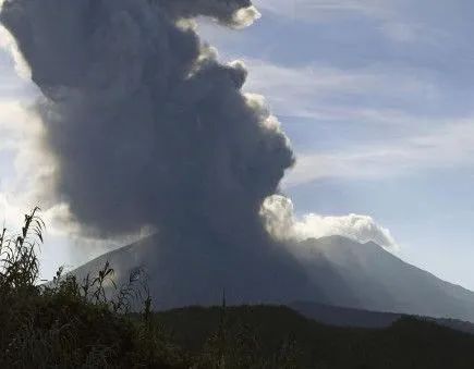 日本火山喷发灰柱直冲云霄，自然力量震撼展现