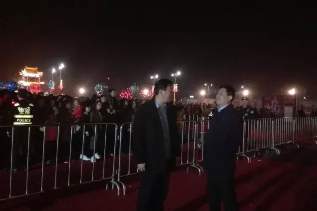 县长回应政府门前开夜市，打造开放共享城市环境，为民服务不打折扣