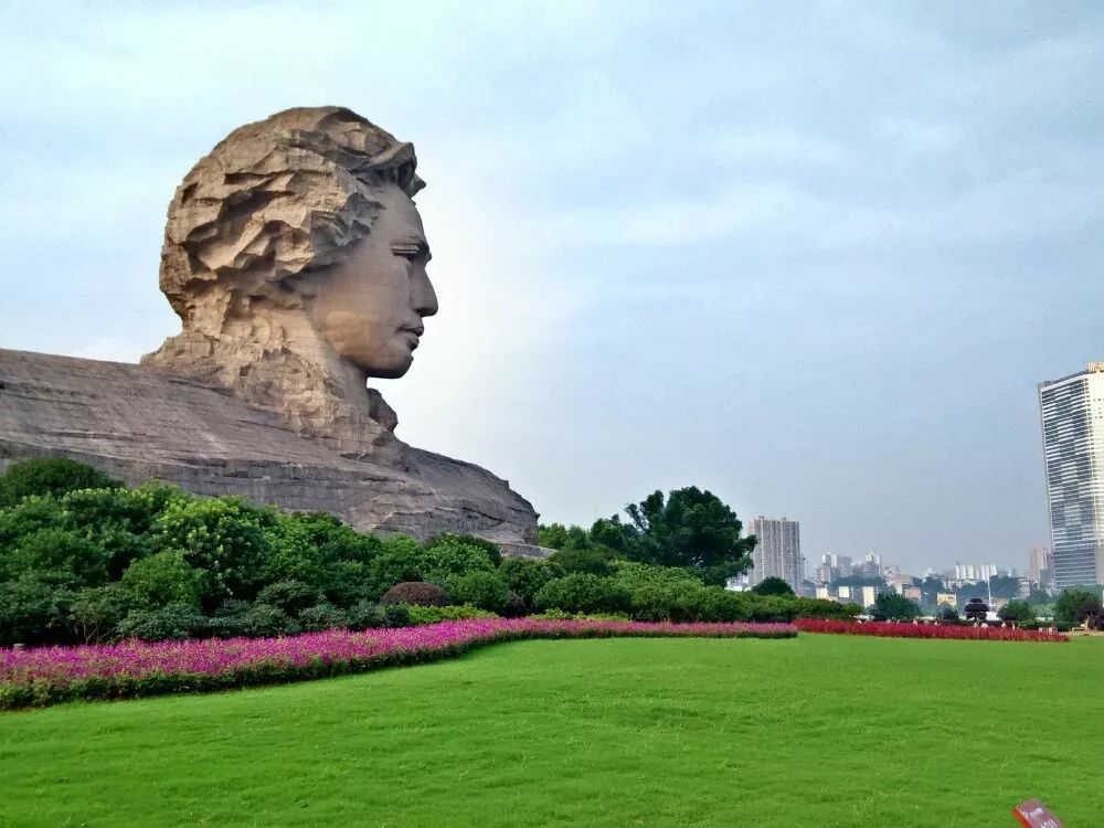 景区回应游客捡柚子行为，倡导文明旅游，共建和谐景区环境