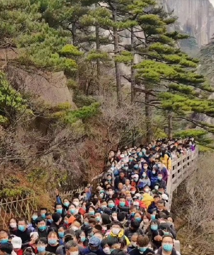 景区回应李现虎跳峡举国旗事件，倡导理性看待，文明旅游新风尚