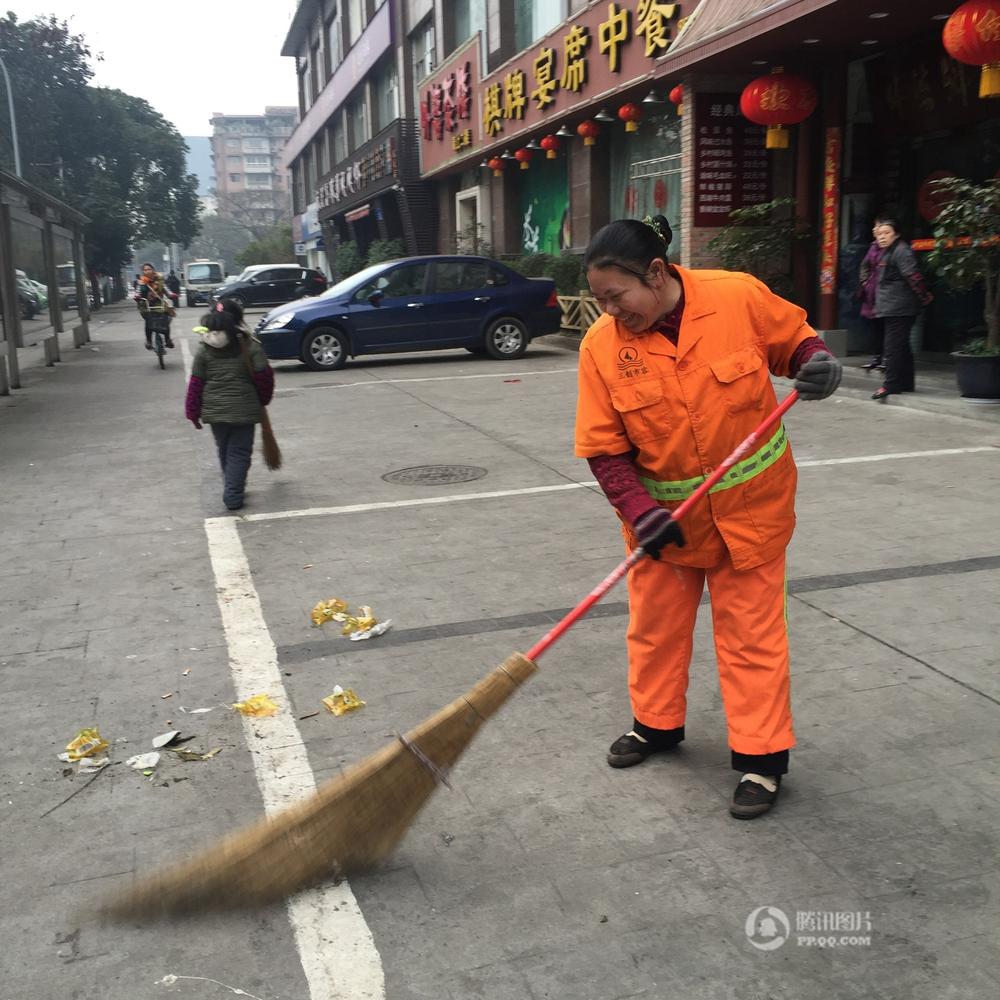 五点起早，女婿携手环卫丈母娘扫街，亲情与责任的动人篇章